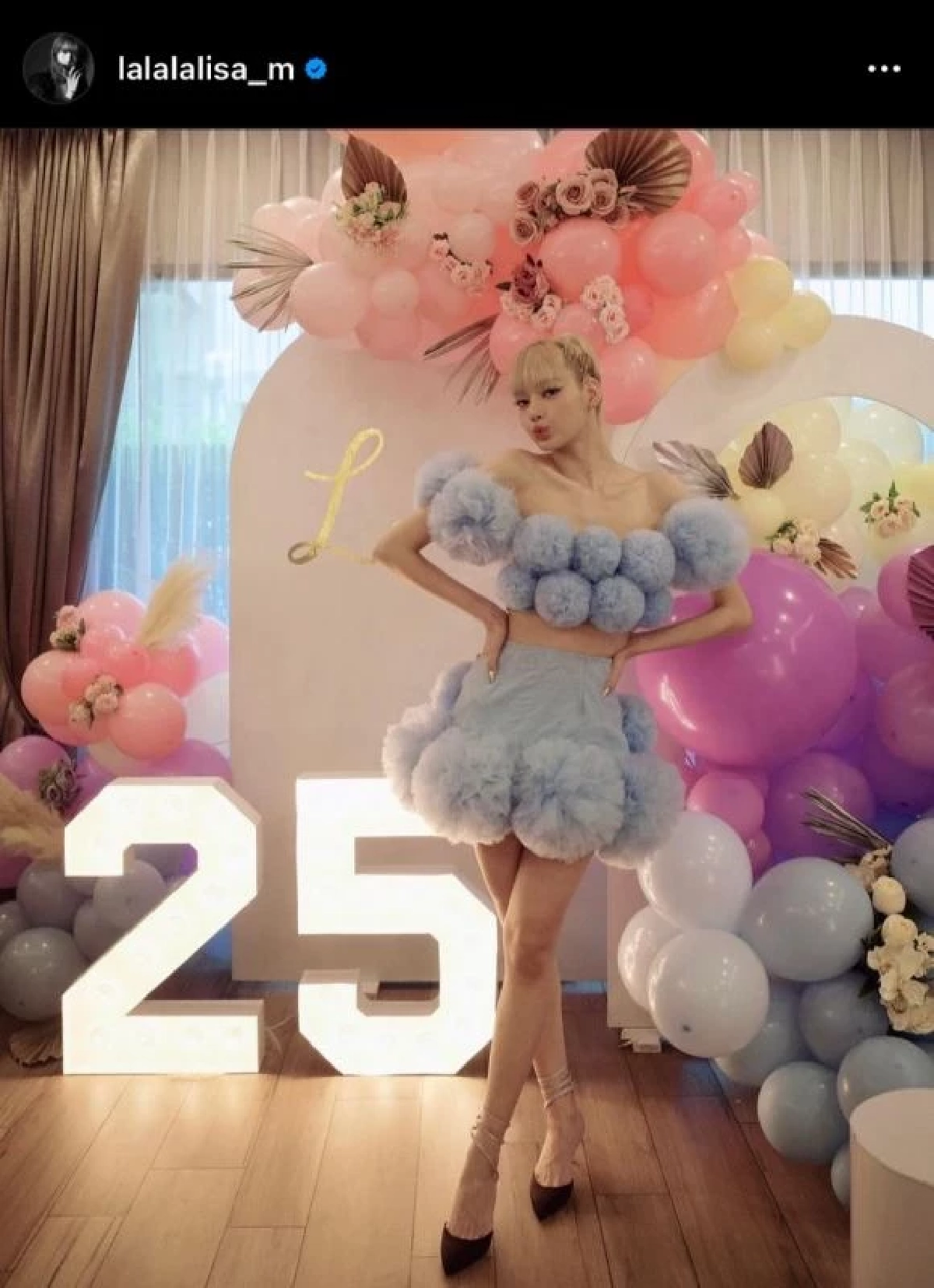 "ลิซ่า" สวยสุดใจ พร้อมฉลองวันเกิด 25 ปี ที่บ้านเกิด ค่ำคืนนี้