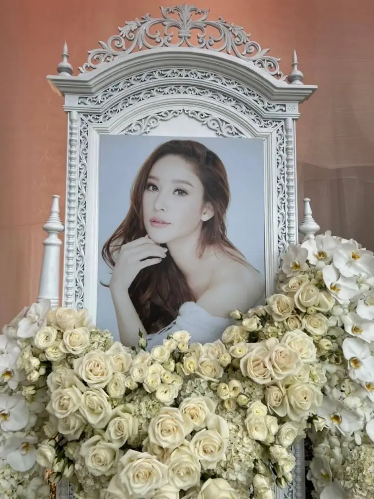 มาแล้ว "โตโน่ ภาคิน" ร่วมพิธีไว้อาลัย "แตงโม ภัทรธิดา" วันสุดท้าย