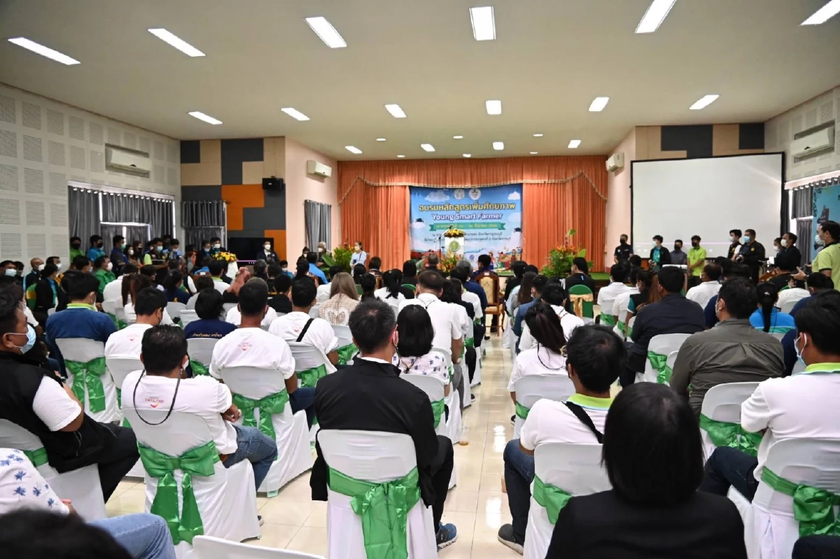 ผลักดัน 8 จังหวัด สร้าง "Young Smart Farmer"