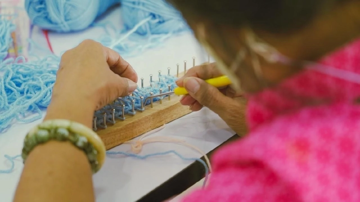 เยี่ยมชมการฝึกอบรมงานฝีมือหนุนสร้างอาชีพ แก่แม่เลี้ยงเดี่ยว