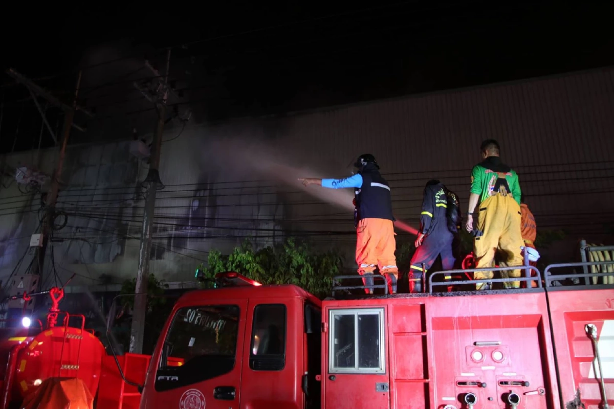 ระทึกกลางดึก "ไฟไหม้"  โรงงานผลิตอุปกรณ์กีฬา ใน "นิคมฯบางปู" เขตส่งออก