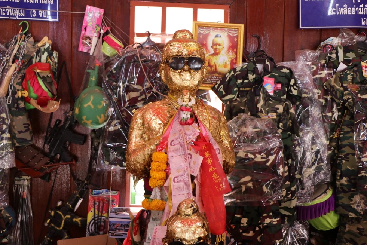 ที่พึ่งทางใจ สำเร็จแล้วนำ "รูปปั้นไก่ชน" มาถวาย 1 คู่ต่อ 1 เรื่องที่ขอ