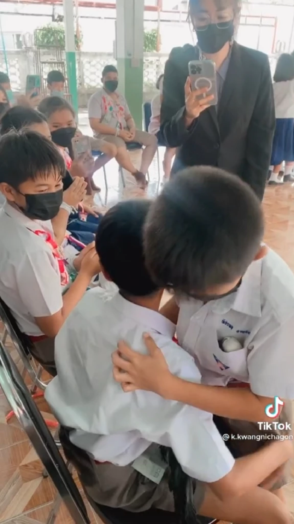 เอ็นดูไม่ไหว "อุ้มไก่ชน" ให้รุ่นพี่เป็นของขวัญจบป.6