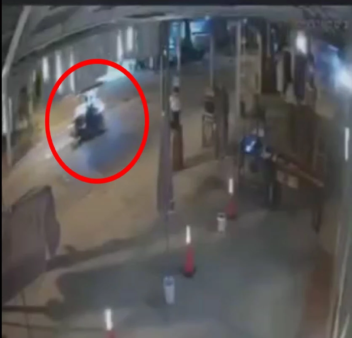 เปิดวงจรปิด"เก๋งซิ่ง" ชนท้าย "ซาเล้ง" ส้มตำ ดับ 1 เจ็บ 1 พบหลักฐานมัดตัวคนขับ