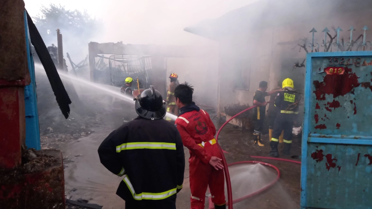 "ไฟไหม้" โรงงานรีไซเคิลพลาสติกย่านสุขสวัสดิ์  ลามบ้านปชช.เสียหายทั้งหลัง