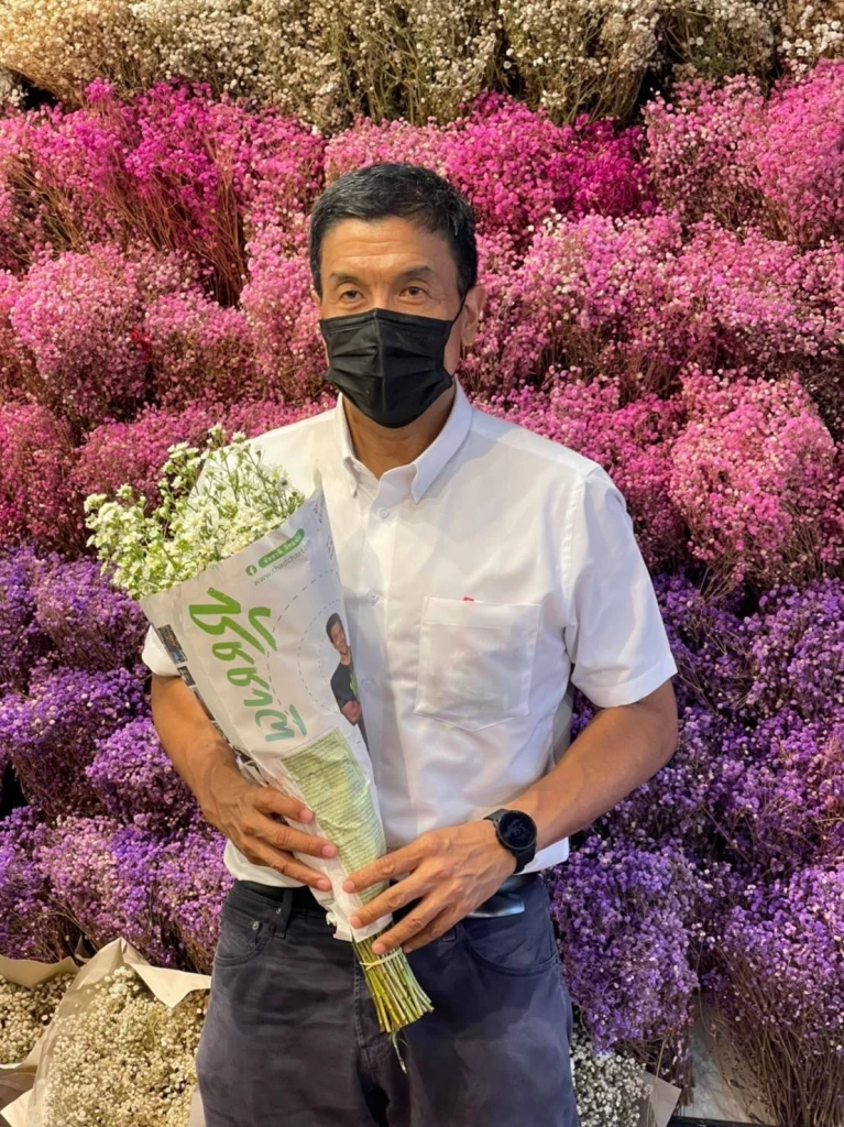 ชัชชาติ โชว์แผ่นพับหาเสียงใช้ประโยชน์ห่อช่อดอกไม้