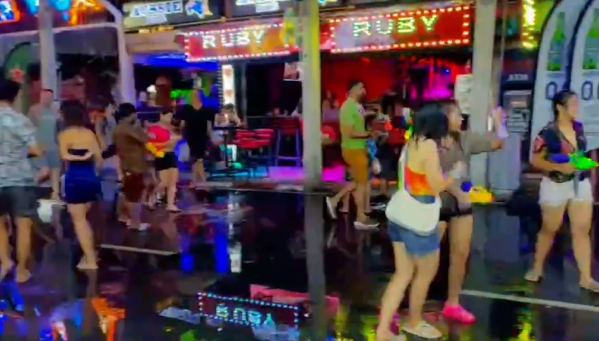 ซอยบางลา "ภูเก็ต" คึกคัก นทท.เล่นสาดน้ำ "สงกรานต์" เมินคำสั่งห้าม ของศบค.