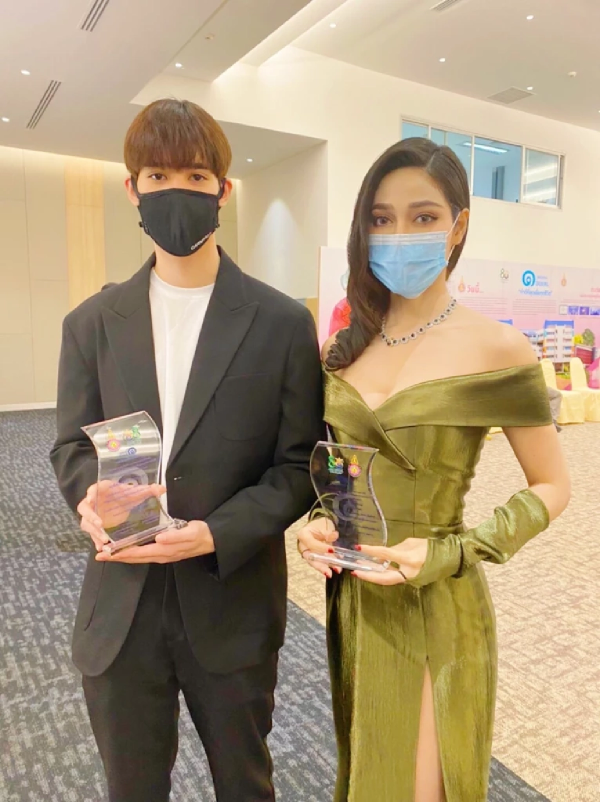 ดาราดีเด่น "จูน-เฟิร์ส" เข้ารับโล่รางวัลต้านยาเสพติด สบยช-กรมการแพทย์