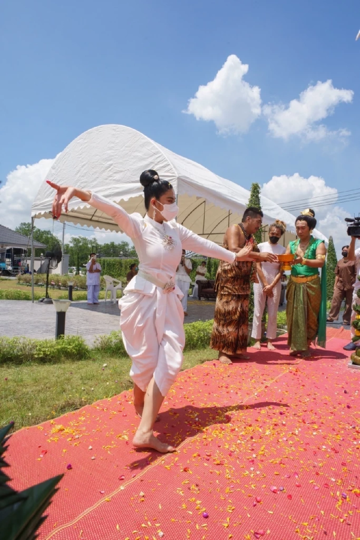 "จอย บียอนด์" บวงสรวงพญานาค รำอ่อนช้อยทั้งที่รำไม่เป็นมาก่อน