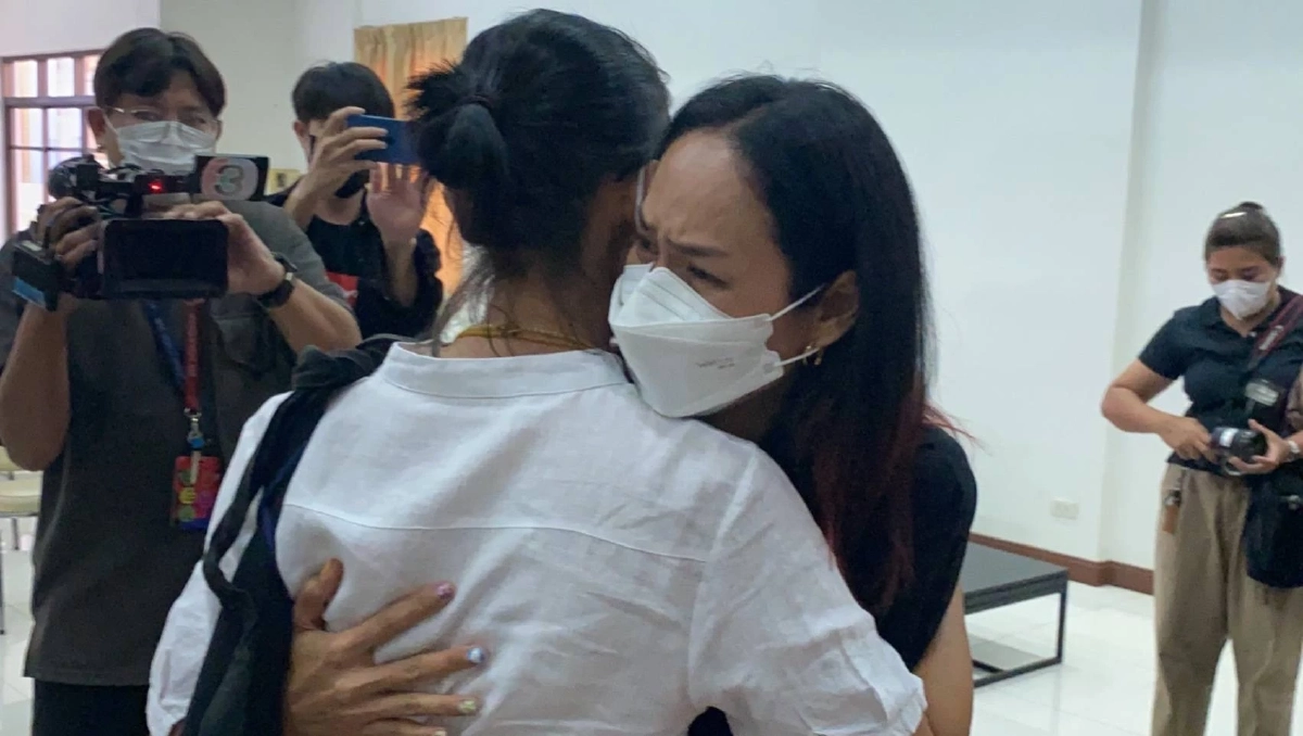 ภาพสุดสะเทือนใจ "เจี๊ยบ กาญจนาพร" - "เข็ม รุจิรา" ร่ำไห้ปลอบใจในงานศพ "เจย์"