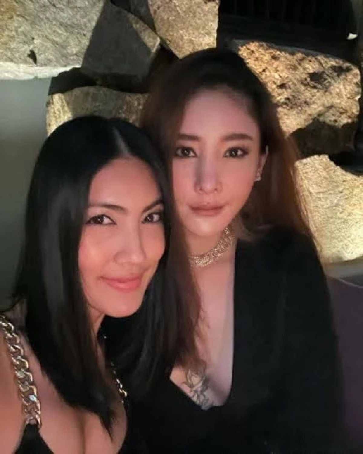 แห่แชร์คลิป "กระติก" มอง "แตงโม" ไม่น่าเชื่อนี่หรือคือเพื่อนรัก ? (มีคลิป)