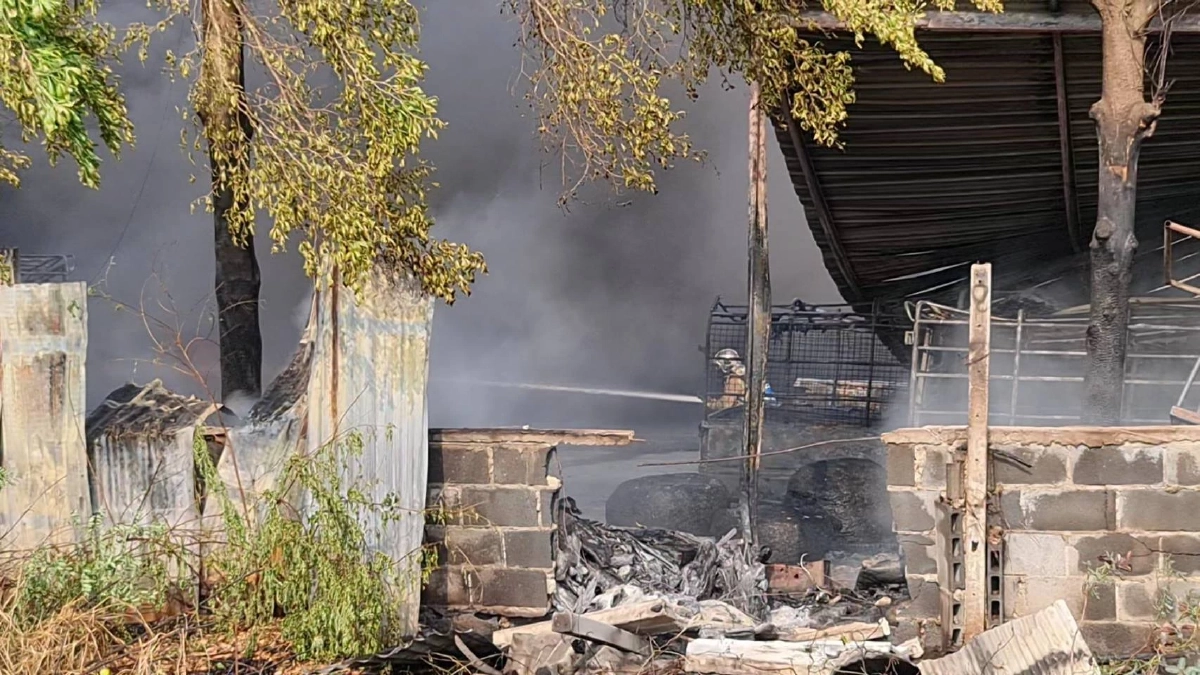 "เพลิงไหม้" โรงงานผลิตเม็ดพลาสติก ย่านวังน้อย รับสงกรานต์ คาดเสียหาย 50 ล้าน