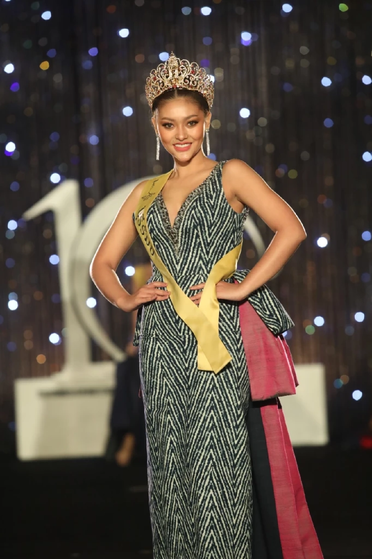 77 สาวงามมิสแกรดน์ฯ คึกคัก เดินแฟชั่นโชว์ผ้าไหมอีสาน อลังการเวอร์