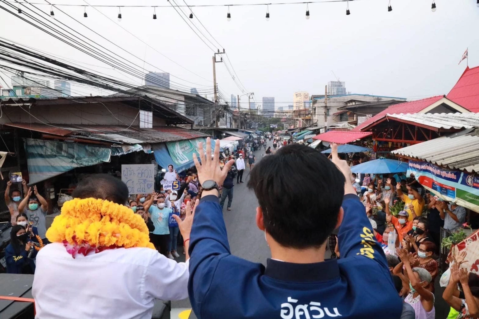 พล.อ.อัศวิน เน้นรถแห่ลงพื้นที่ เจาะชุมชน บ้านมีรั้ว