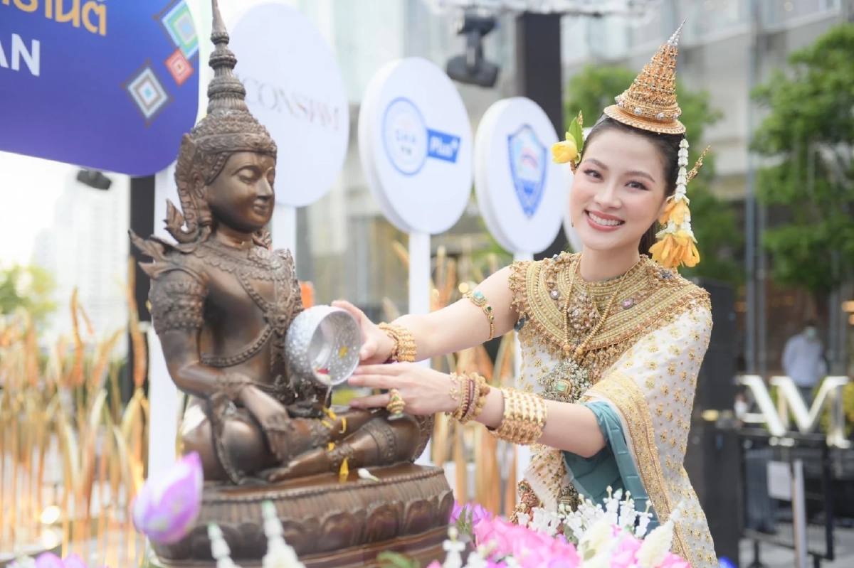 "ใบเฟิร์น พิมพ์ชนก" งามสง่าในภาพลักษณ์ ‘นางกิริณีเทวี’ นางสงกรานต์ 2565