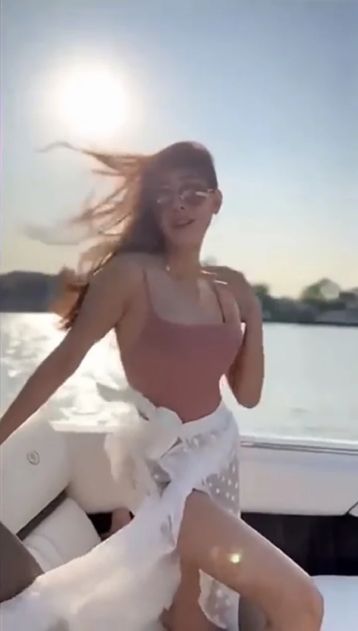 ท่าทางในคลิปใหม่ "แตงโม" เหมือนกำลังถ่ายแบบ ? แถมแชท "กระติก" ก็มีพิรุธ