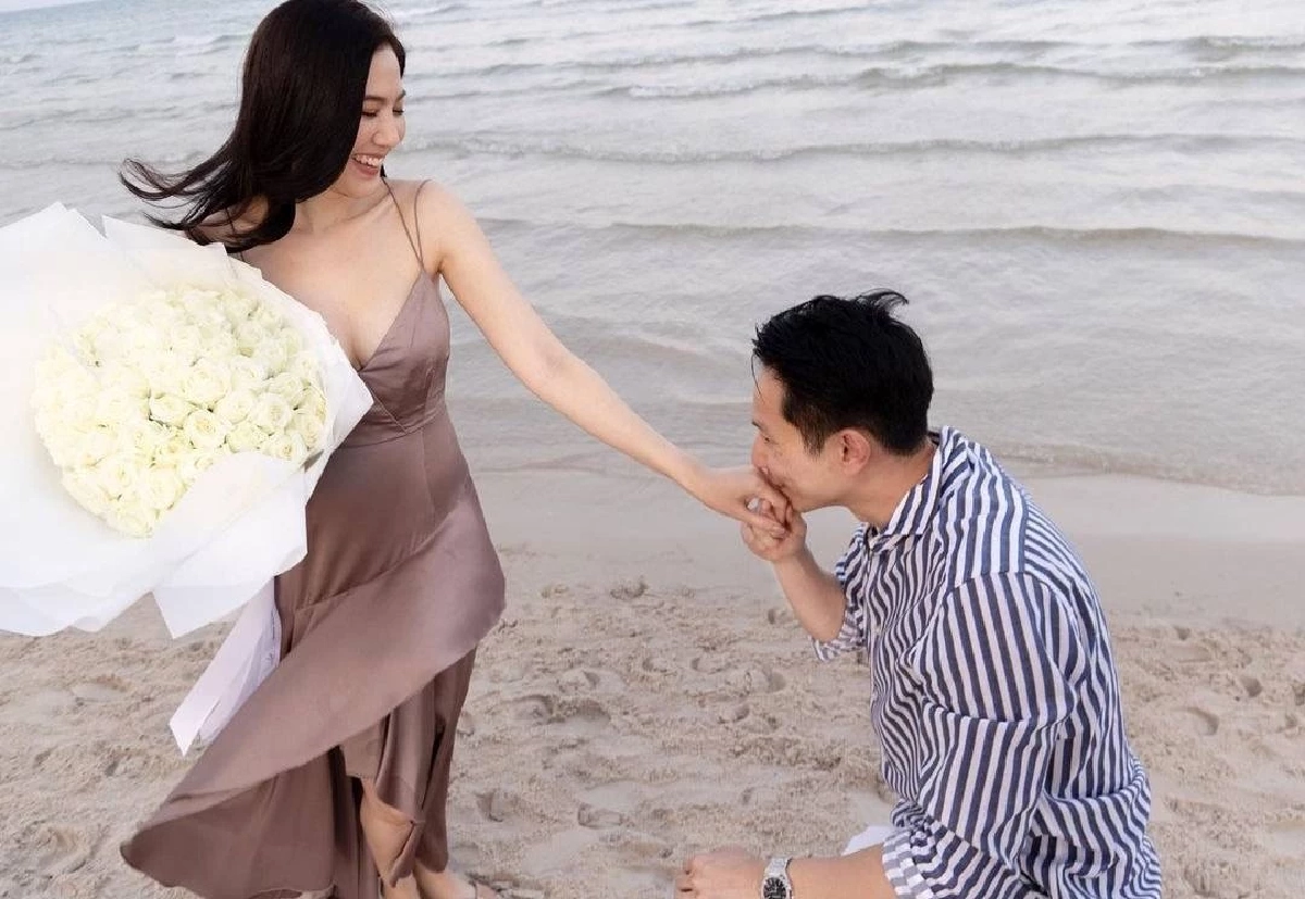 "ฝ้าย นิชานันท์" อวดโมเมนต์โรแมนติก แฟนหนุ่มนอกวงการคุกเข่าขอแต่งงาน