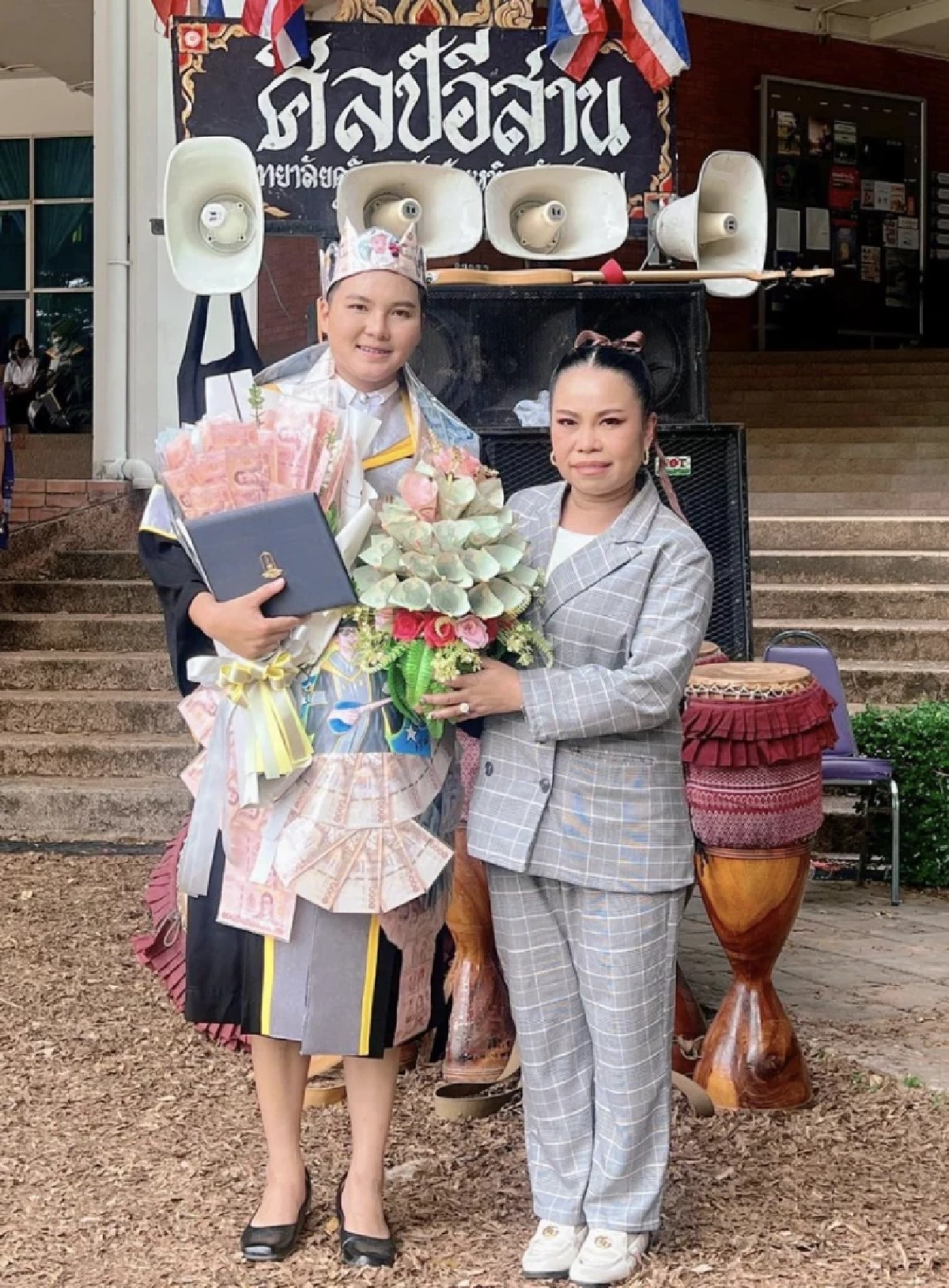 "ตุ๊กกี้ สุดารัตน์"โพสต์โมเมนต์ครอบครัว หลานรับปริญญา ให้ของขวัญชิ้นนี้