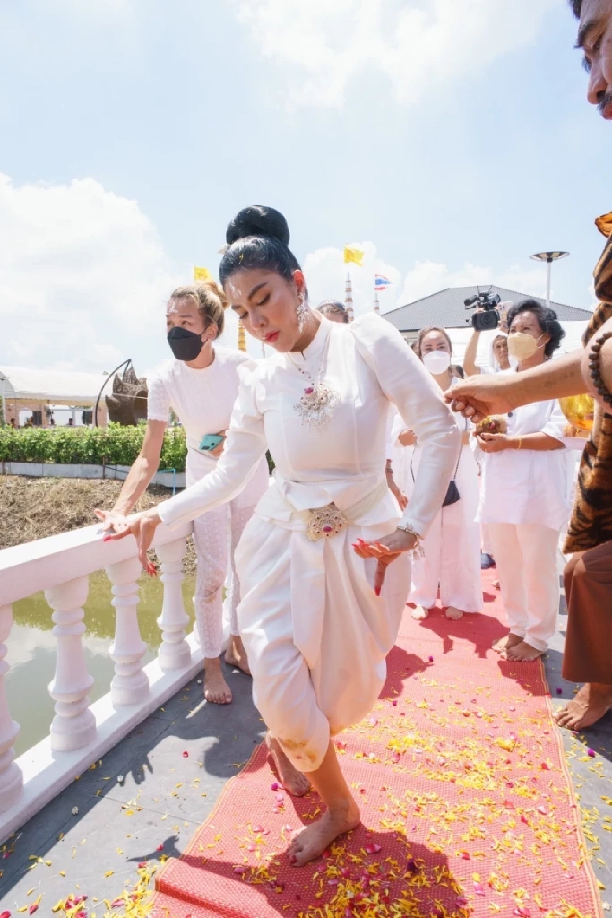 "จอย บียอนด์" บวงสรวงพญานาค รำอ่อนช้อยทั้งที่รำไม่เป็นมาก่อน