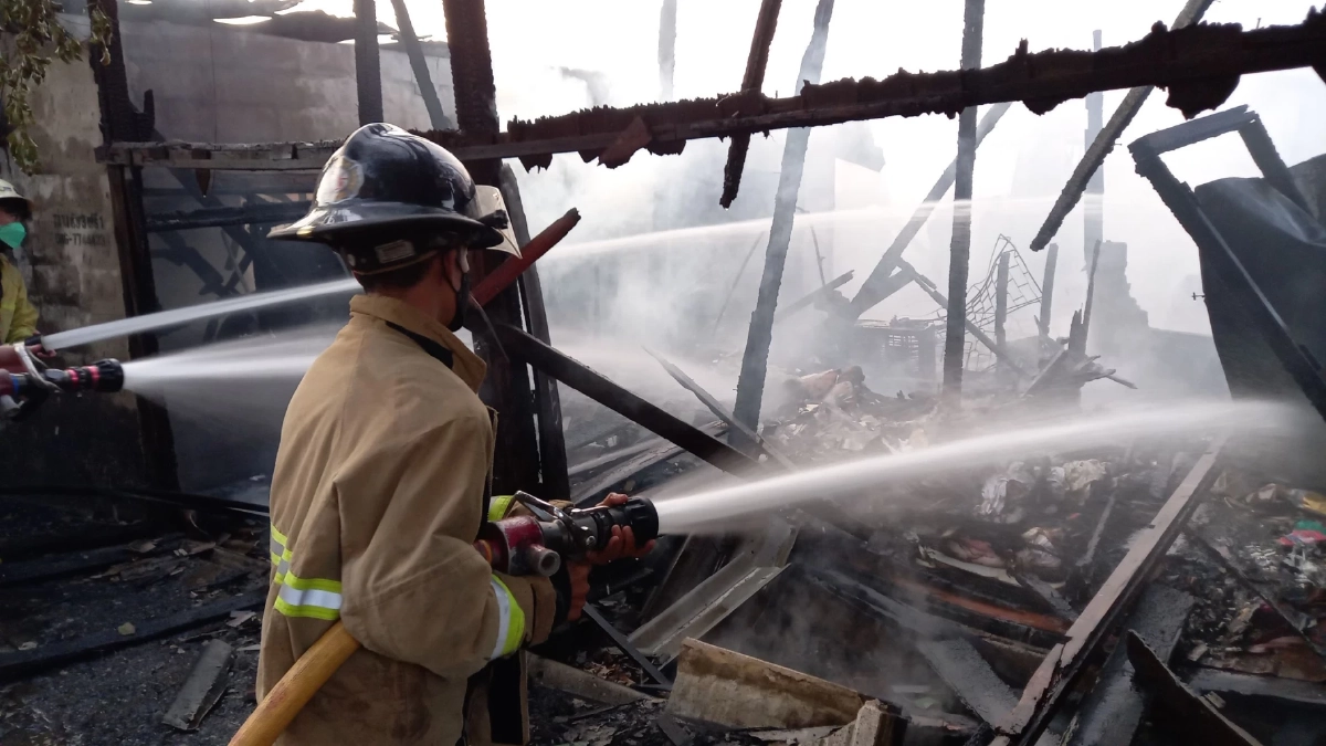 "ไฟไหม้" โรงงานรีไซเคิลพลาสติกย่านสุขสวัสดิ์  ลามบ้านปชช.เสียหายทั้งหลัง