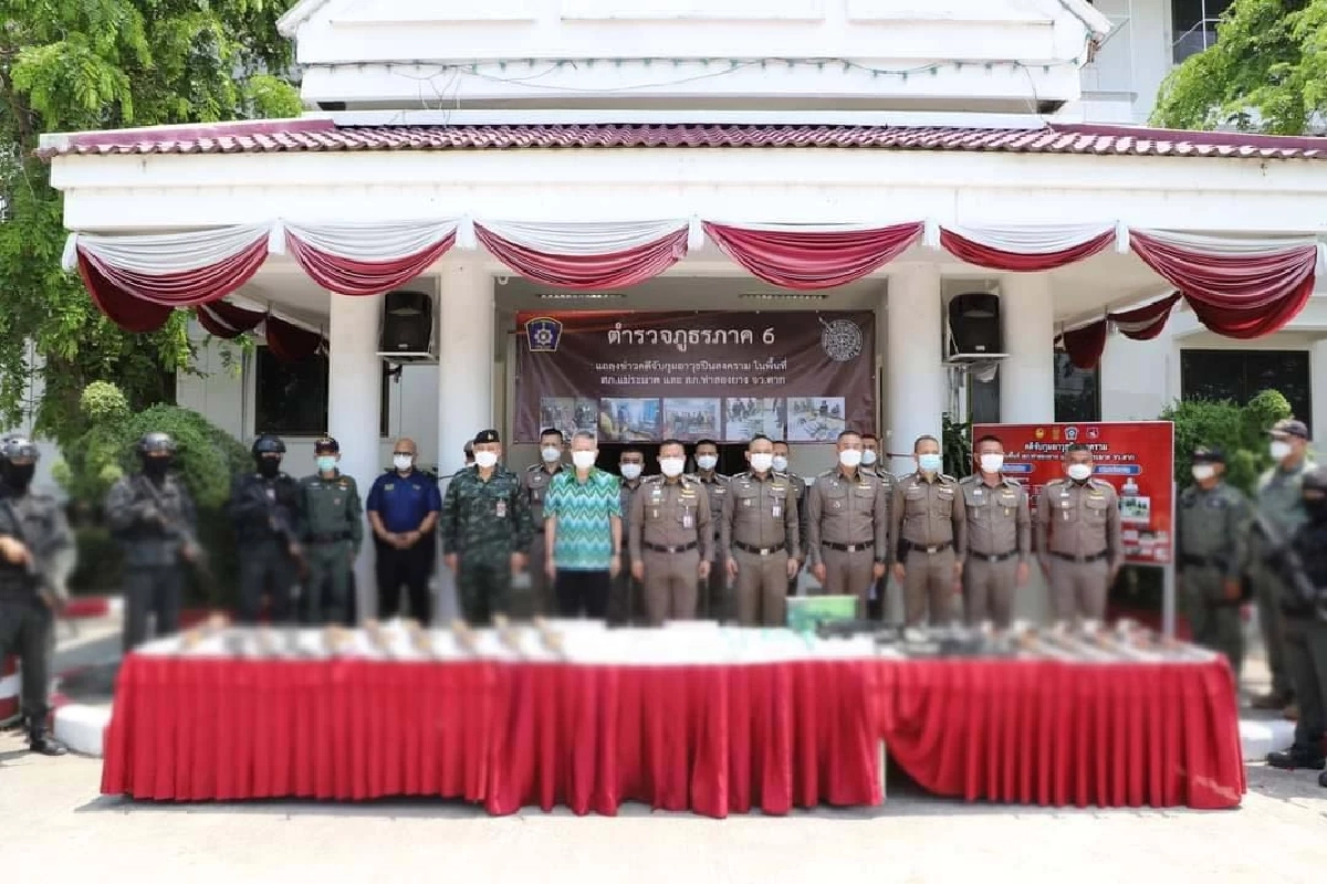 ตร. ยึดอาก้า 12 กระบอก รวบ 3 ผู้ต้องหา โยงส่ง "อาวุธสงคราม" ทางบริษัทเอกชน
