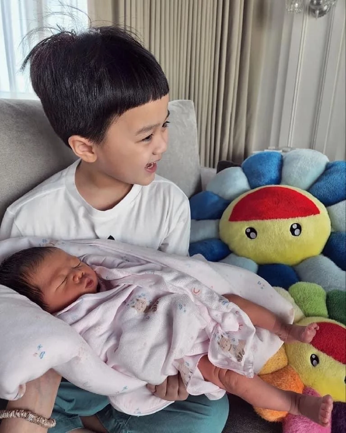 หลงไม่ไหว "สายฟ้า-พายุ" พี่ชายฝาแฝดเห่อน้องสาว "แอบิเกล" อุ้มไม่ยอมปล่อย