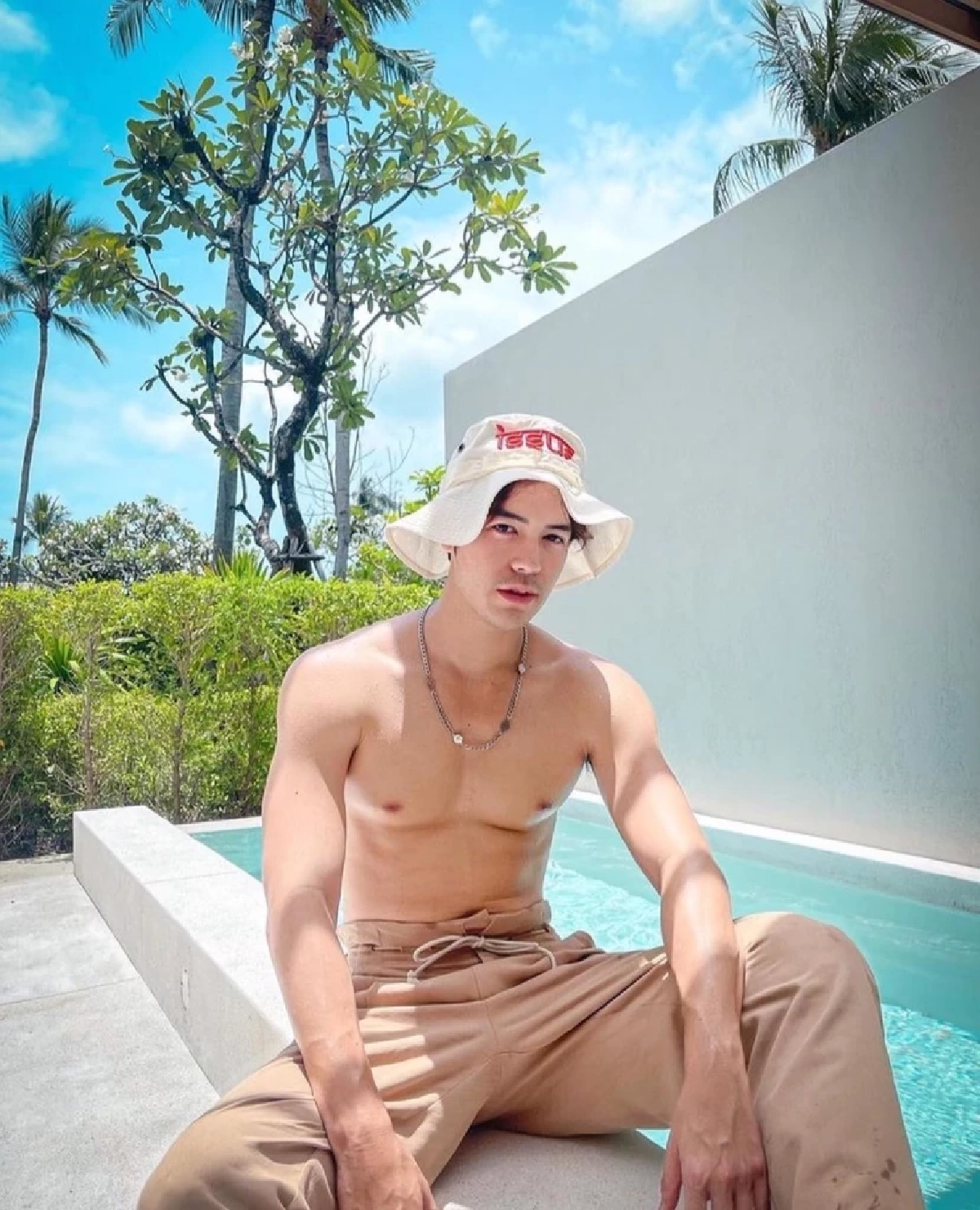 หุ่นแซ่บขาวโอโม่ “แม็ค วีรคณิศร์” ขึ้นบัลลังก์พระเอกสายถอด