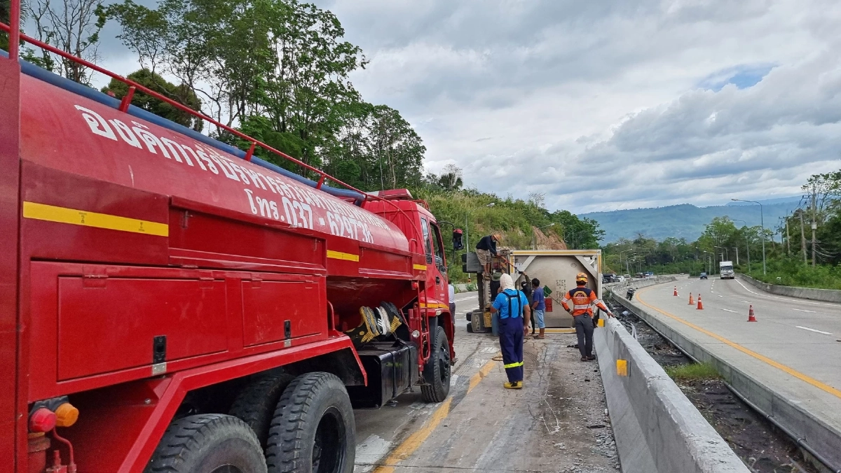 รถก๊าซ "พลิกคว่ำ" ทางลงเขา "ศาลปู่โทน"  จนท.ผงะตรวจATKคนขับเจอติด "โควิด19"