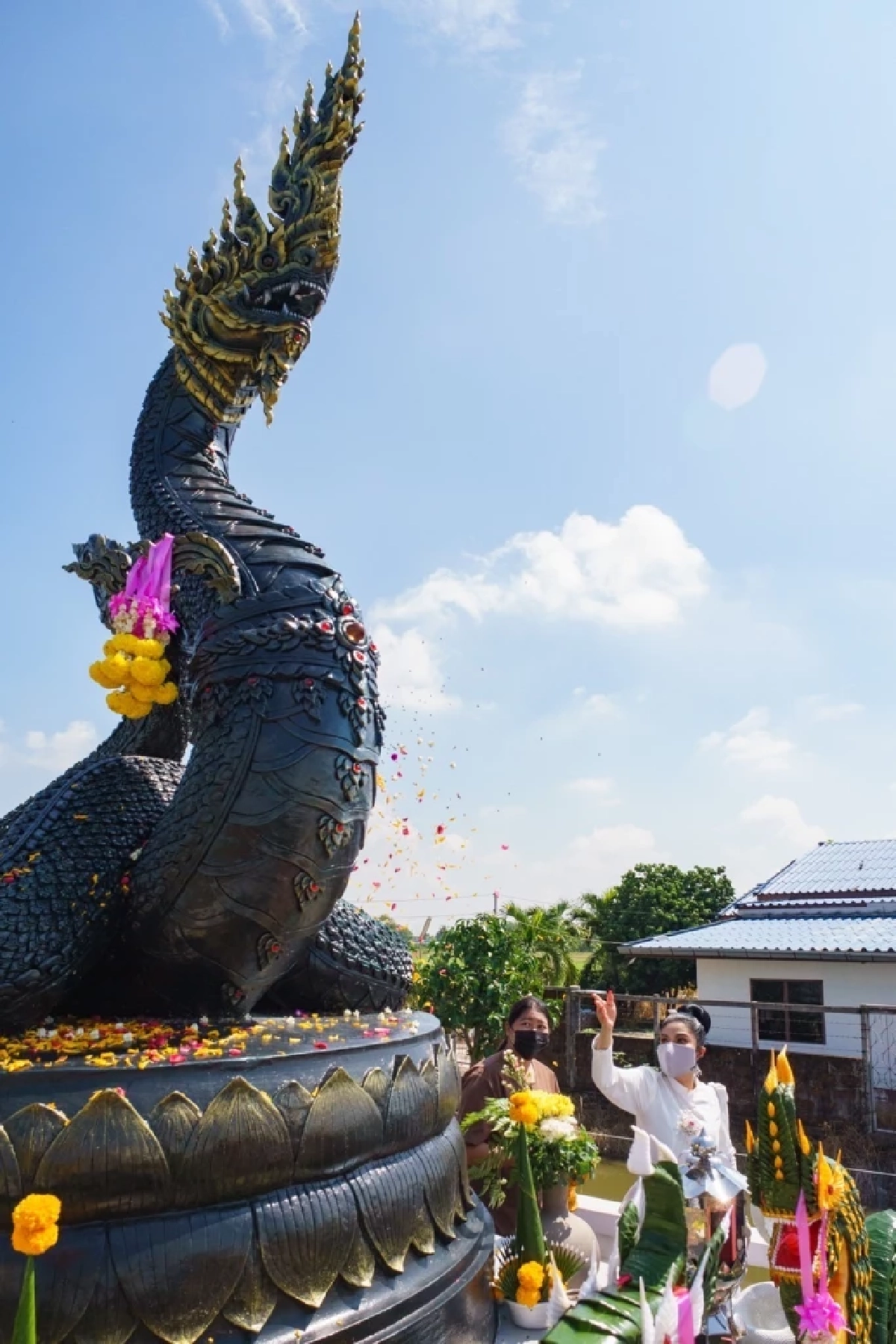 "จอย บียอนด์" บวงสรวงพญานาค รำอ่อนช้อยทั้งที่รำไม่เป็นมาก่อน