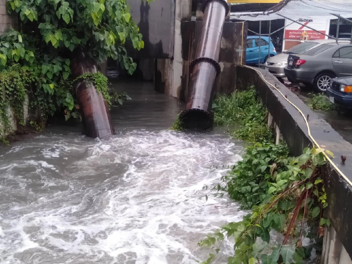 อิทธิพลความกดอากาศ "ฝนกระหน่ำ" เชียงใหม่ หลายพื้นที่ "น้ำรอระบาย" ท่วมขัง