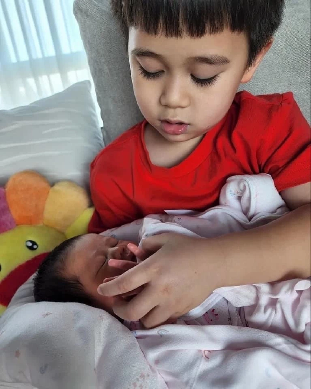 หลงไม่ไหว "สายฟ้า-พายุ" พี่ชายฝาแฝดเห่อน้องสาว "แอบิเกล" อุ้มไม่ยอมปล่อย