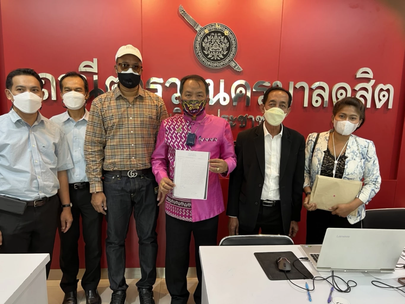 "ศรีสุวรรณ" นำ "กิ๊ก" ให้ปากคำตร. หลัง "แรมโบ้อีสาน" โยงอัด-ปล่อย คลิปเสียง