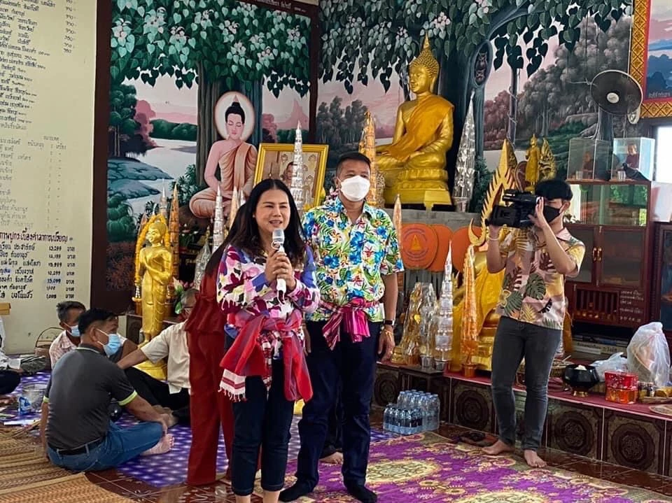 จุรีพร ออกพบปะชาวบ้านในช่วงเทศกาลสงกรานต์