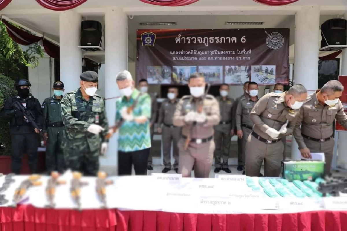ตร. ยึดอาก้า 12 กระบอก รวบ 3 ผู้ต้องหา โยงส่ง "อาวุธสงคราม" ทางบริษัทเอกชน