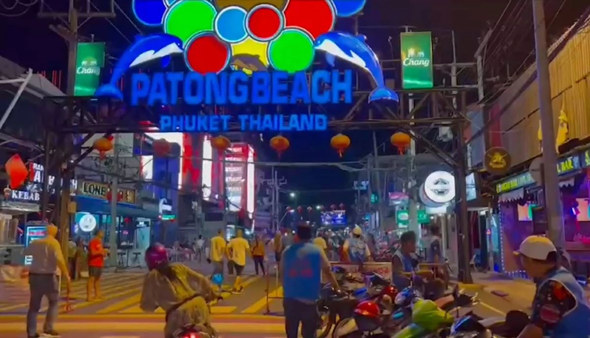 ซอยบางลา "ภูเก็ต" คึกคัก นทท.เล่นสาดน้ำ "สงกรานต์" เมินคำสั่งห้าม ของศบค.