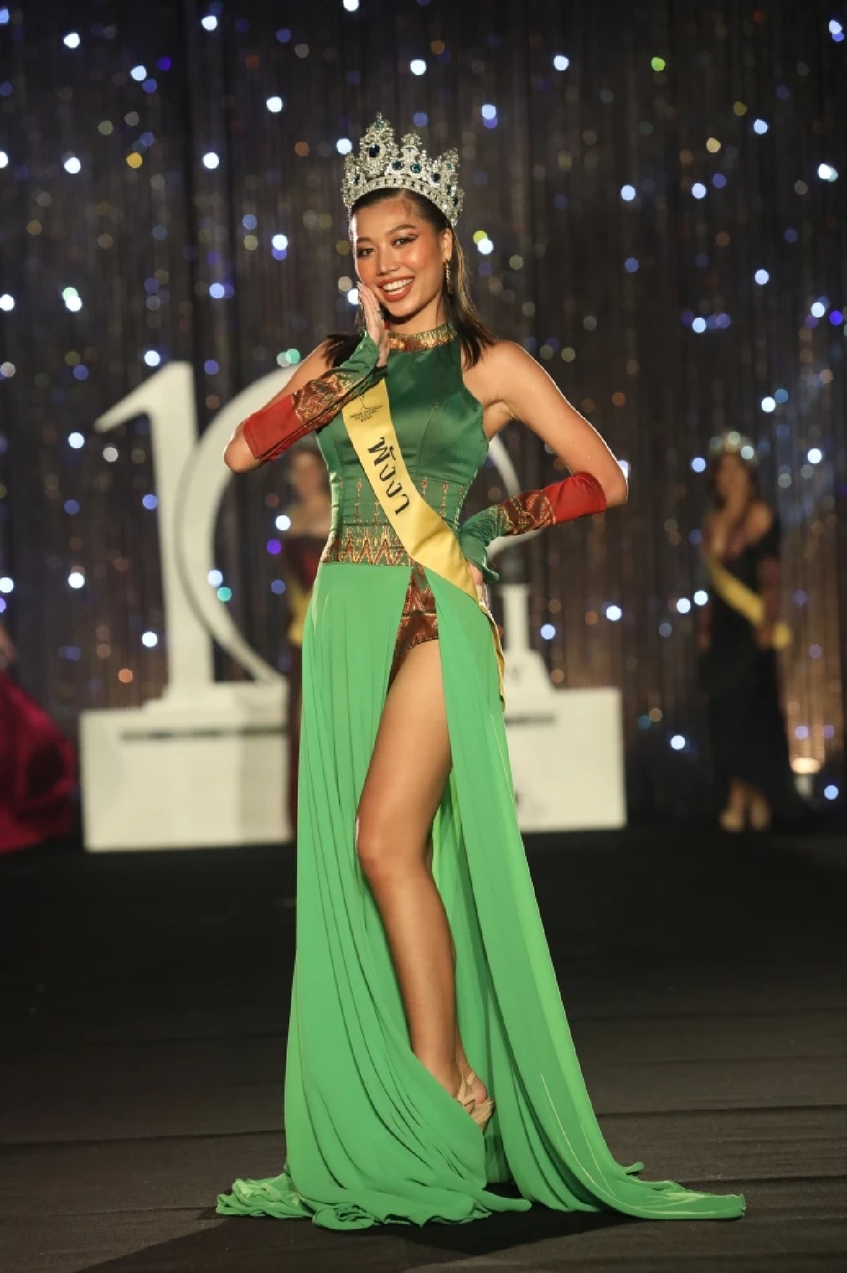 77 สาวงามมิสแกรดน์ฯ คึกคัก เดินแฟชั่นโชว์ผ้าไหมอีสาน อลังการเวอร์