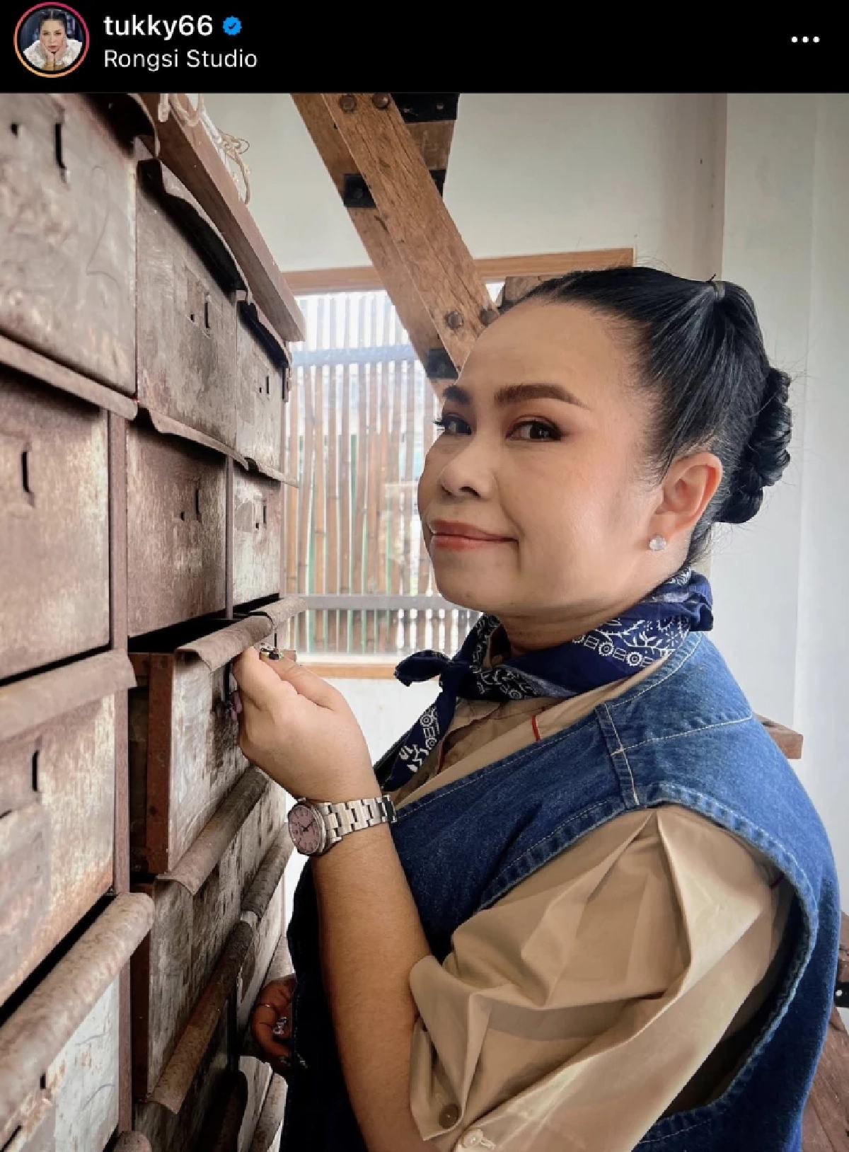"ตุ๊กกี้ สุดารัตน์"โพสต์โมเมนต์ครอบครัว หลานรับปริญญา ให้ของขวัญชิ้นนี้