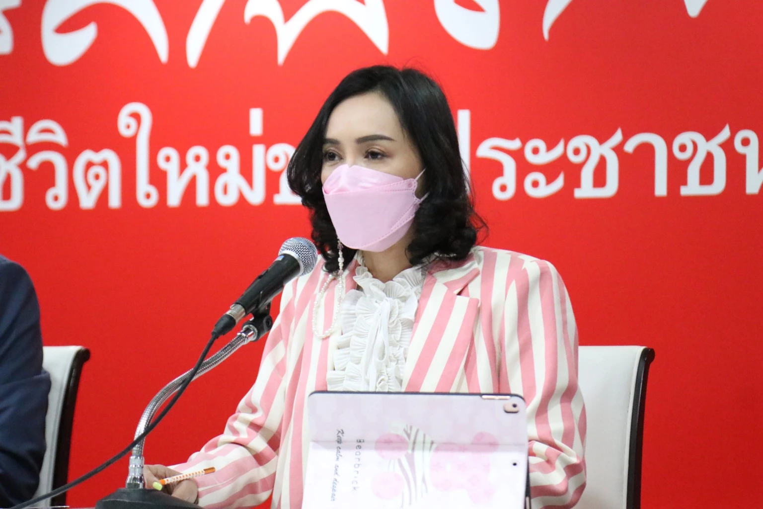 "เพื่อไทย" จี้ รัฐบาล เพิ่ม "งบประมาณ" ด้าน "การศึกษา" ลดการ "จัดซื้ออาวุธ"