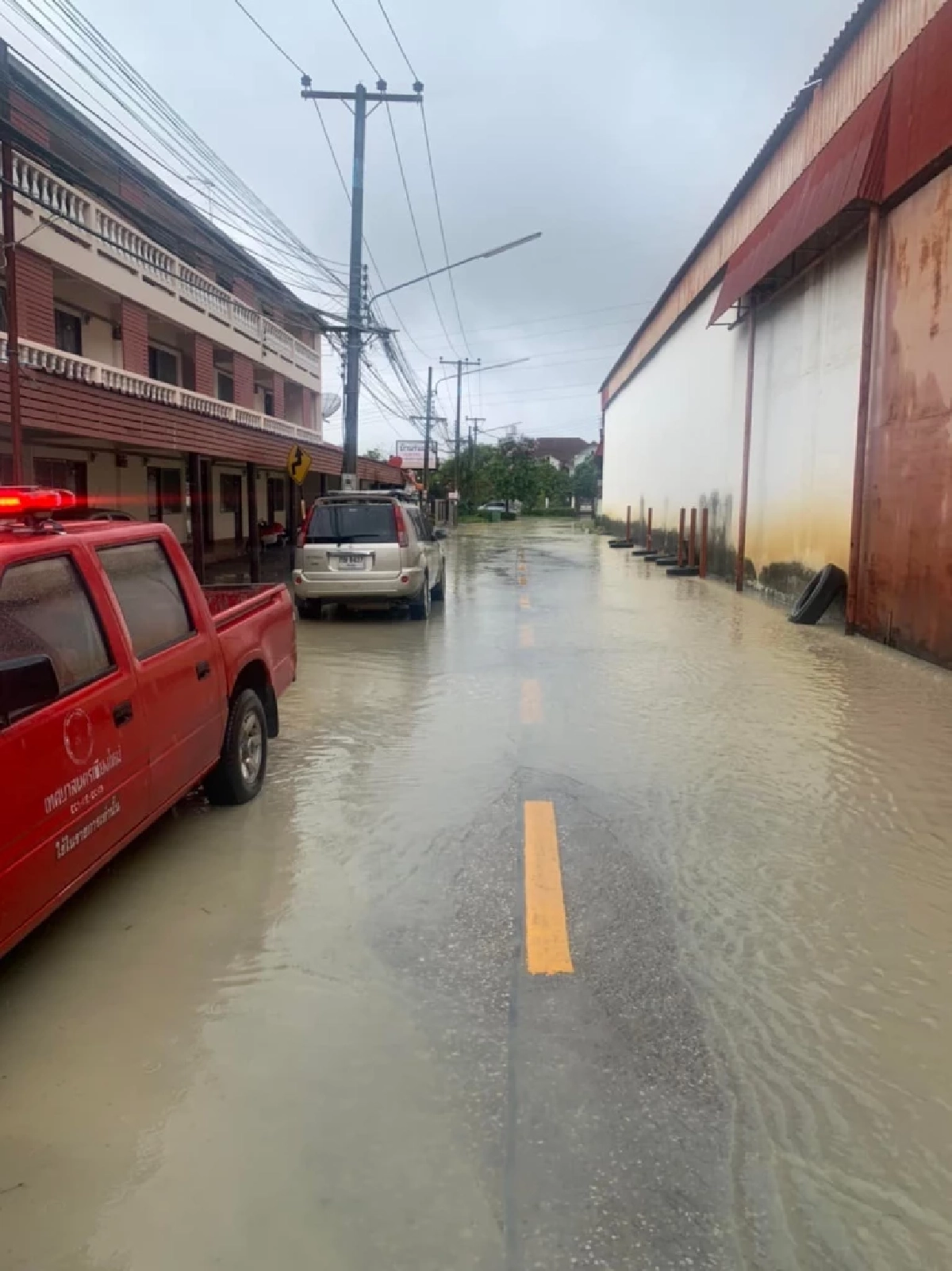 อิทธิพลความกดอากาศ "ฝนกระหน่ำ" เชียงใหม่ หลายพื้นที่ "น้ำรอระบาย" ท่วมขัง