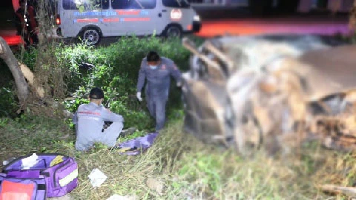 หนุ่ม 26 ซิ่งเก๋ง" ชนต้นไม้" เครื่องหลุดกระเด็น คนขับคลานออกมาเจ็บแค่ปากแตก