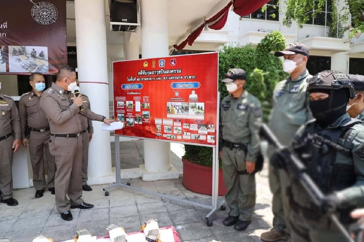 ตร. ยึดอาก้า 12 กระบอก รวบ 3 ผู้ต้องหา โยงส่ง "อาวุธสงคราม" ทางบริษัทเอกชน