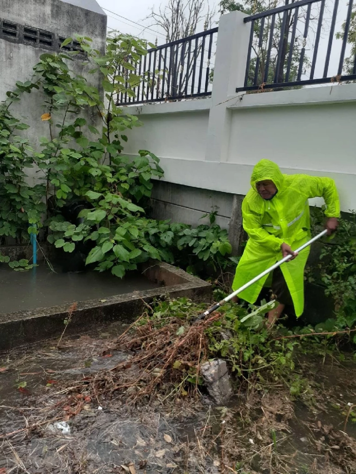 อิทธิพลความกดอากาศ "ฝนกระหน่ำ" เชียงใหม่ หลายพื้นที่ "น้ำรอระบาย" ท่วมขัง