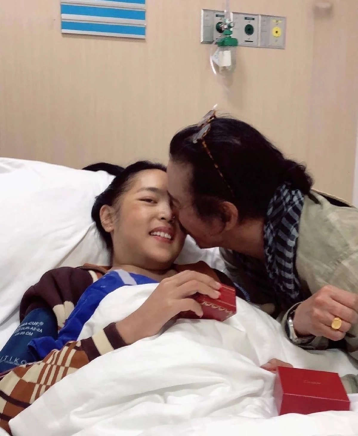 ห่วง "คุณหญิงแมงมุม"และสามี ติดโควิดทั้งคู่ บีบหัวใจต้องแยกกันรักษาตัว