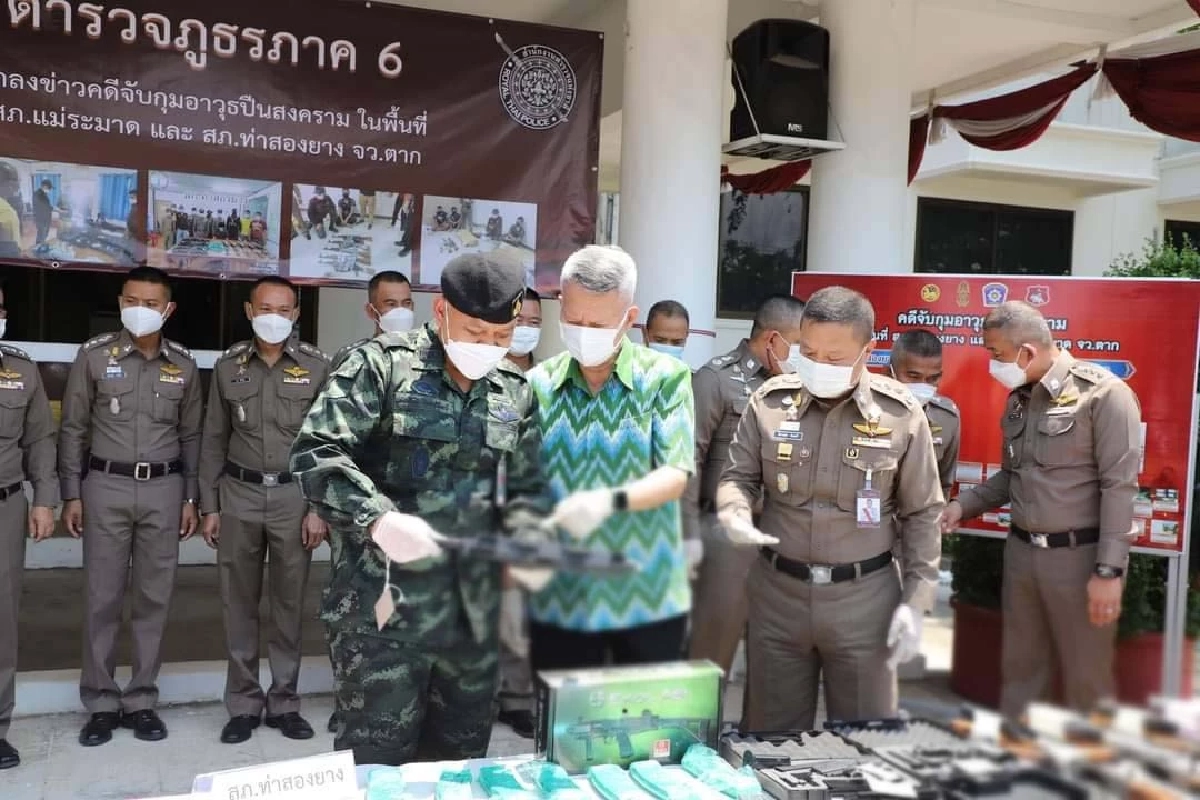 ตร. ยึดอาก้า 12 กระบอก รวบ 3 ผู้ต้องหา โยงส่ง "อาวุธสงคราม" ทางบริษัทเอกชน