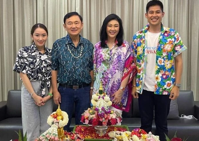 ปรีชาพล พงษ์พานิช อดีตหัวหน้าพรรคไทยรักษาชาติ ถ่ายภาพร่วมกับครอบครัวชินวัตร