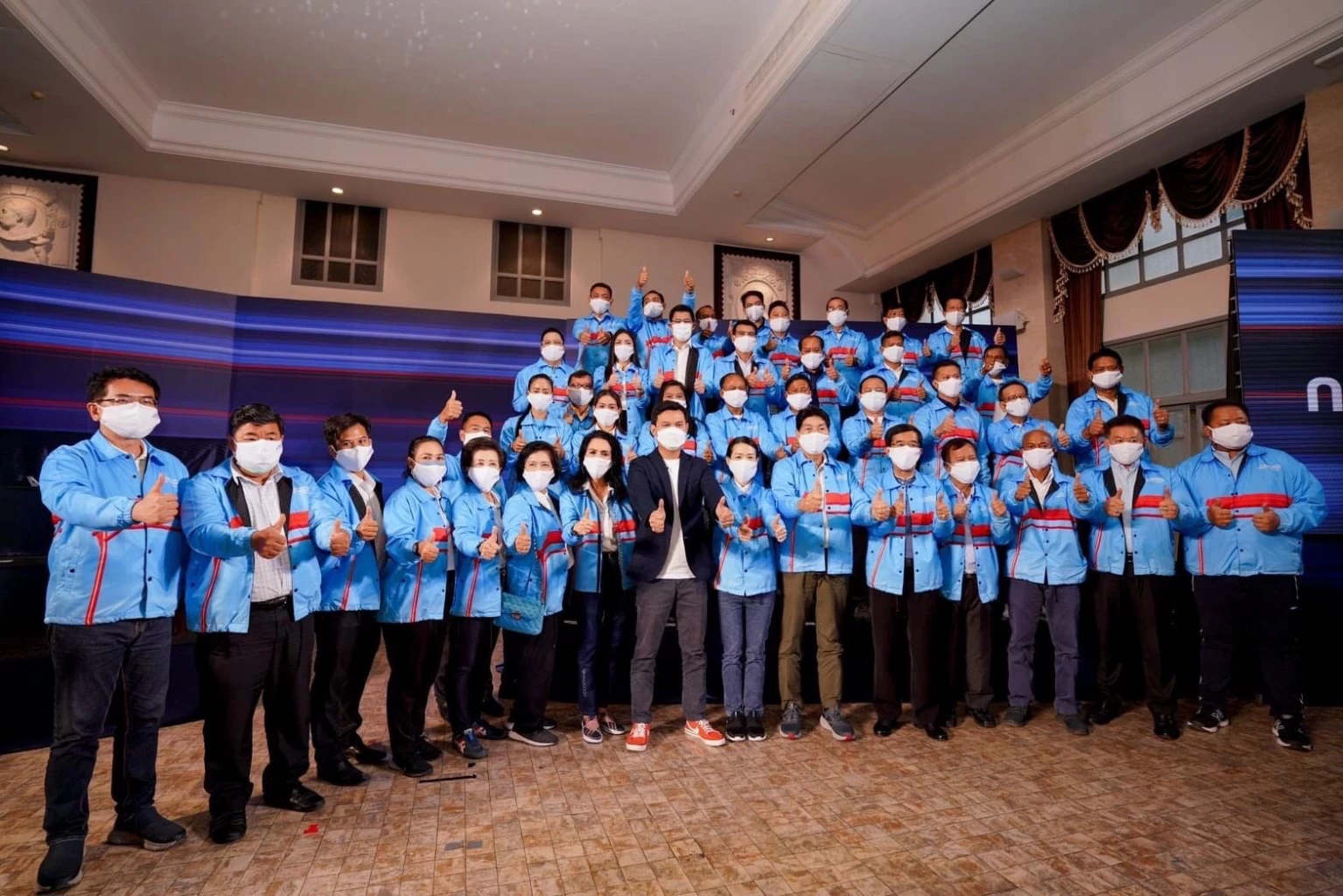 ดร.เอ้ สุชัชวีร์ กับทีม ส.ก.50 เขต