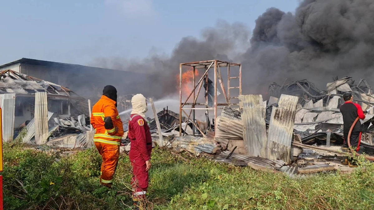 "เพลิงไหม้" โรงงานผลิตเม็ดพลาสติก ย่านวังน้อย รับสงกรานต์ คาดเสียหาย 50 ล้าน