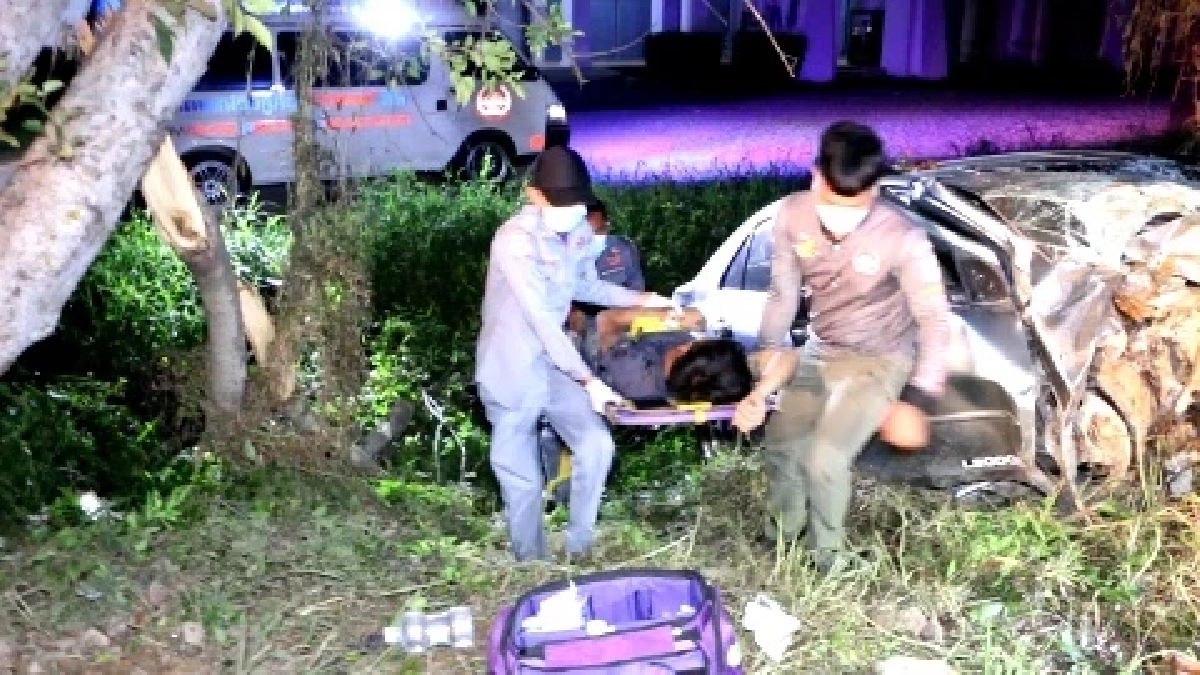 หนุ่ม 26 ซิ่งเก๋ง" ชนต้นไม้" เครื่องหลุดกระเด็น คนขับคลานออกมาเจ็บแค่ปากแตก