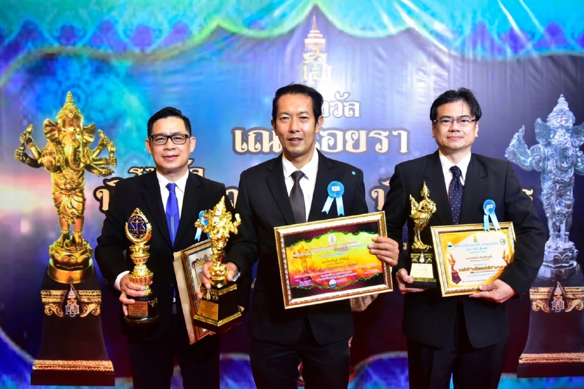 หน.พรรคไทยสมาร์ท รับรางวัล"ผู้ทำคุณประโยชน์ต่อสังคมและประเทศชาติดีเด่น"