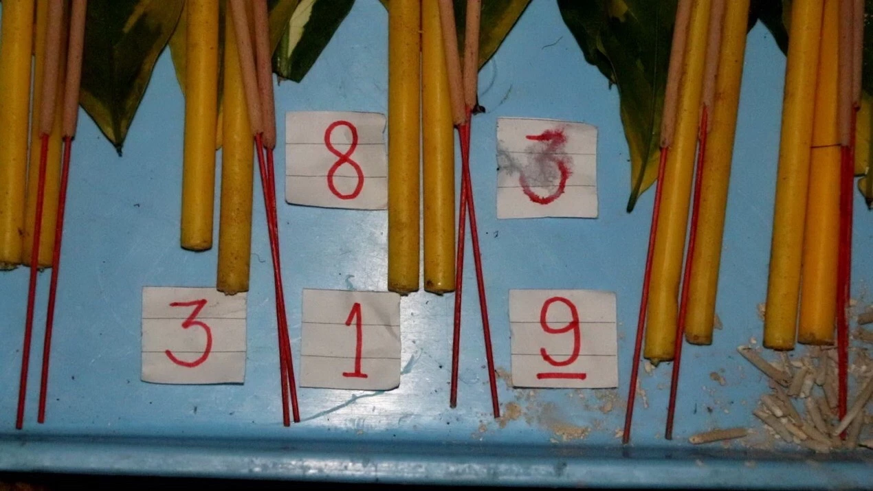 รอมาทั้งวัน มาแล้ว เลขพญาบึ้ง อ่างทอง เสี่ยงทาย 